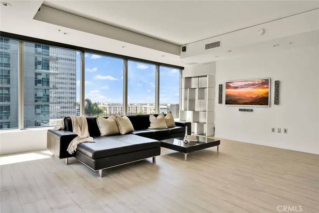 Los Angeles, CA 90015,1155 S Grand Avenue #1017