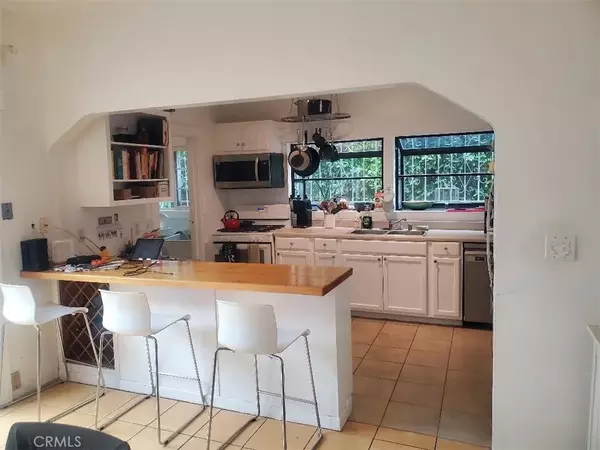 Los Angeles, CA 90004,250 N Ridgewood Place North