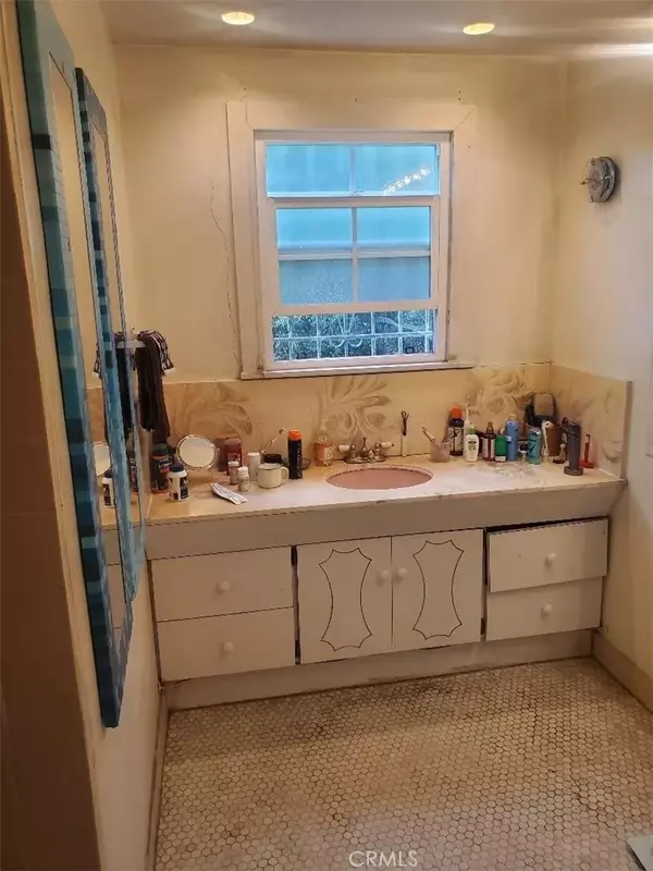 Los Angeles, CA 90004,250 N Ridgewood Place North