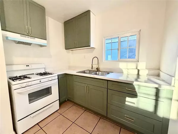 890 E 4th St, Pomona, CA 91766