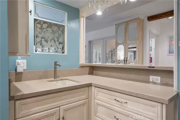 Toluca Lake, CA 91602,10331 Riverside Drive #203