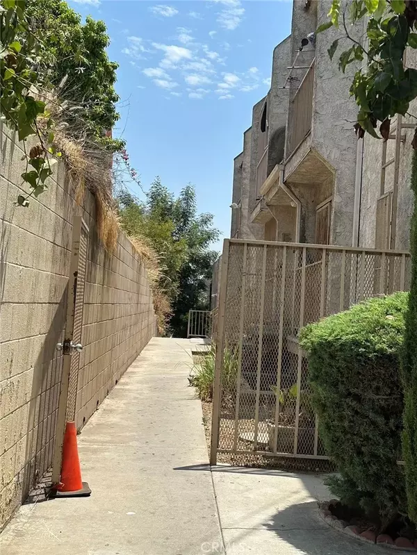 Los Angeles, CA 90012,909 New Depot Street #15-16