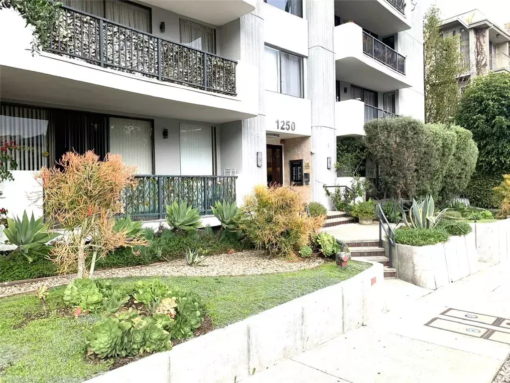 Los Angeles, CA 90024,1250 S Beverly Glen Boulevard #205