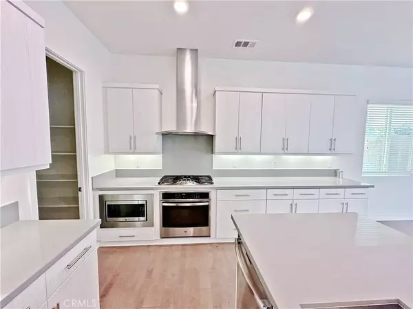 Irvine, CA 92618,229 Radial
