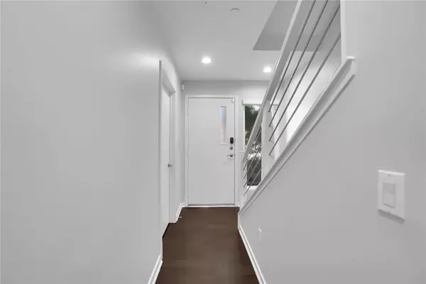 Los Angeles, CA 90039,2930 Rowena Avenue #4