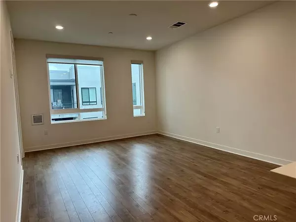 Irvine, CA 92612,2524 Nolita