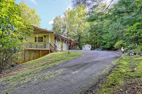 Young Harris, GA 30582,466 Ivy Log Creek