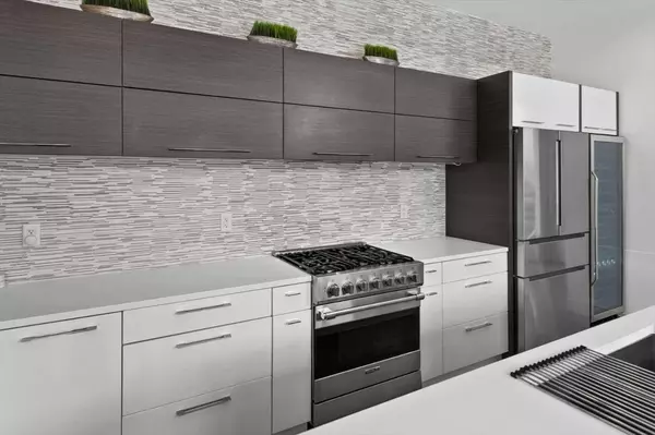 Calgary, AB T2N 1Z2,408 13 ST NW #3