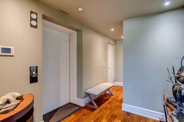 Calgary, AB T2P 5N4,600 Princeton WAY SW #702