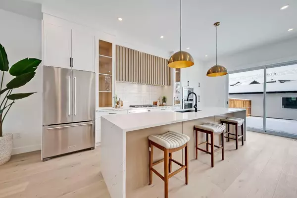 Calgary, AB T2M 2A6,215 25 AVE NW