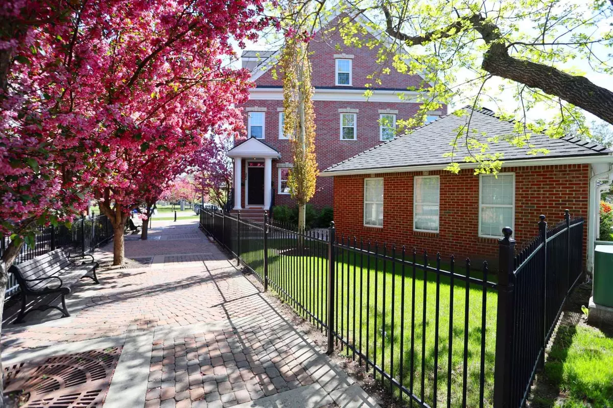 Calgary, AB T2T 6B3,300 Garrison SQ SW