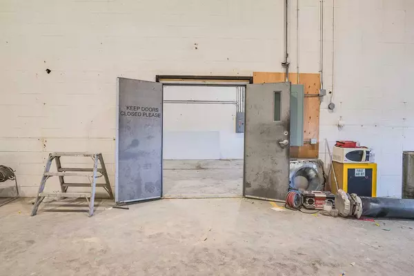 Red Deer, AB T4P 1M7,7727 50 AVE #11