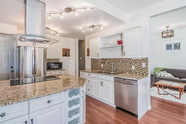 Calgary, AB T3C 0Y2,1638 15 AVE SW