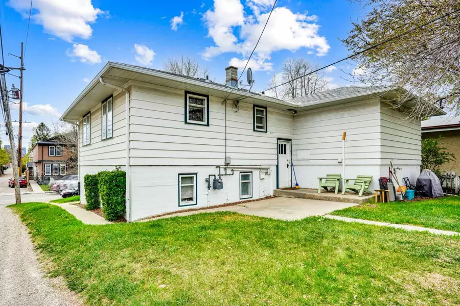 112 29 AVE NW, Calgary, AB T2M 2L8