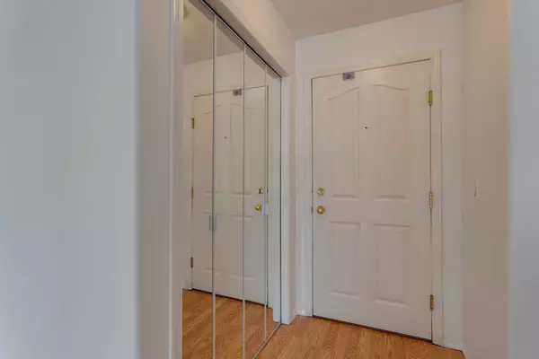 Calgary, AB T2A 7X5,165 Manora PL NE #210