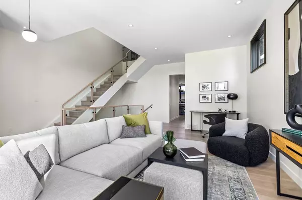 Calgary, AB T3C 3B8,3B Willow CRES SW