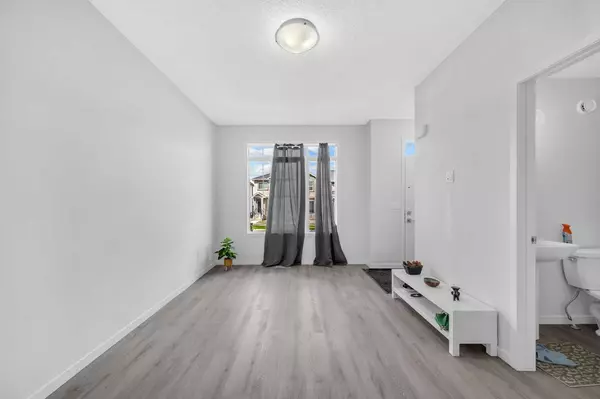 Calgary, AB T3R2G4,487 Tekarra DR NW