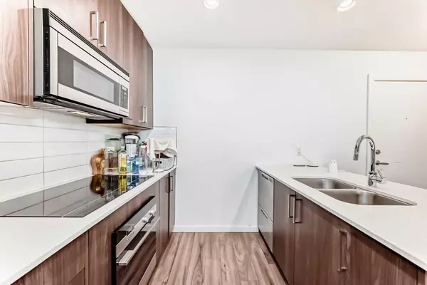 Calgary, AB T3C 1T8,1629 38 ST SW #106