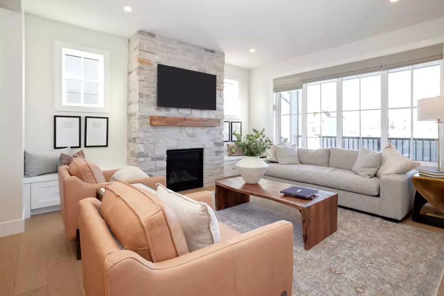 219 Calais DR SW, Calgary, AB T3E 8H4