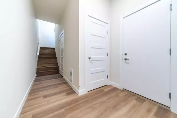 Calgary, AB T3C 3Y3,707 Sovereign Common SW