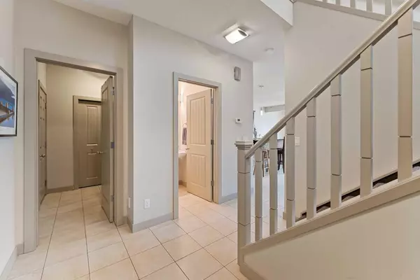 Airdrie, AB T4B 0Y5,166 Hillcrest CIR SW