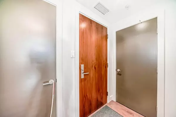 Calgary, AB T2Y0K5,10 Shawnee HL SW #507