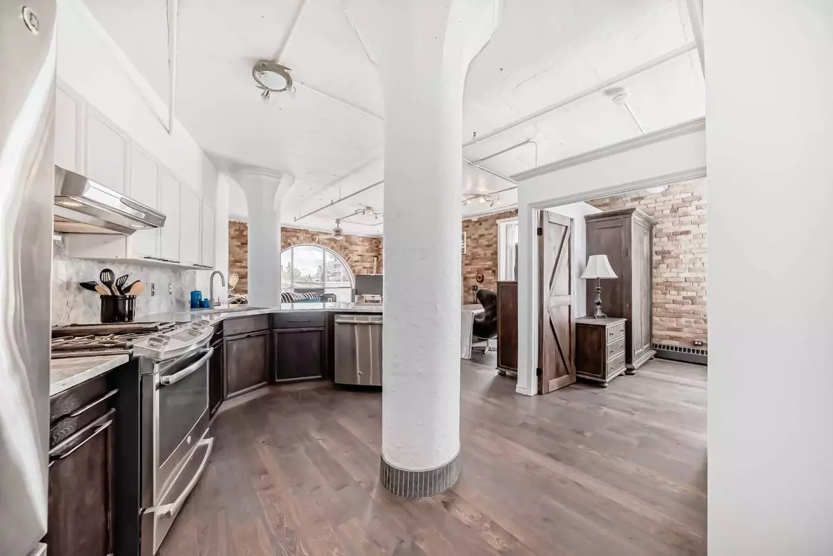 Calgary, AB T2R 0C3,240 11 AVE SW #402