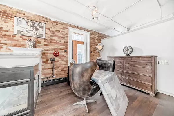 Calgary, AB T2R 0C3,240 11 AVE SW #402