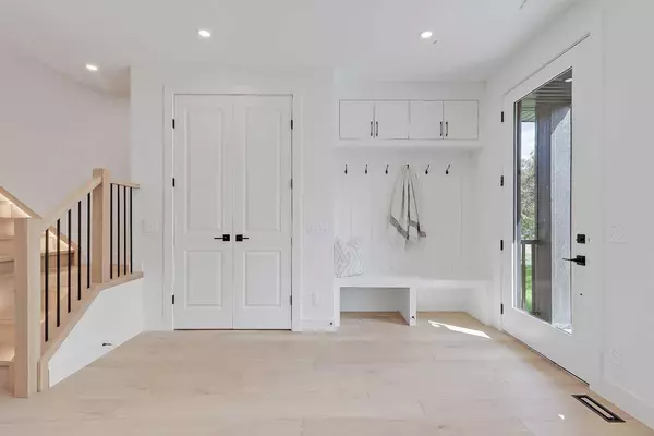 Calgary, AB T2M 1N6,518 22 AVE NW