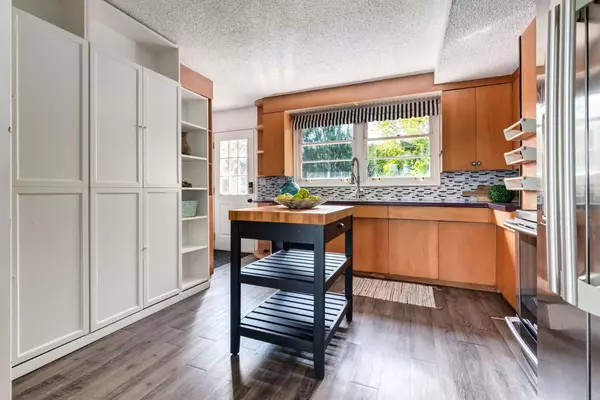 Calgary, AB T3B 2C8,6707 Bow CRES NW