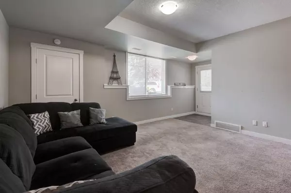 Chestermere, AB T1X 0P6,300 Marina DR #213