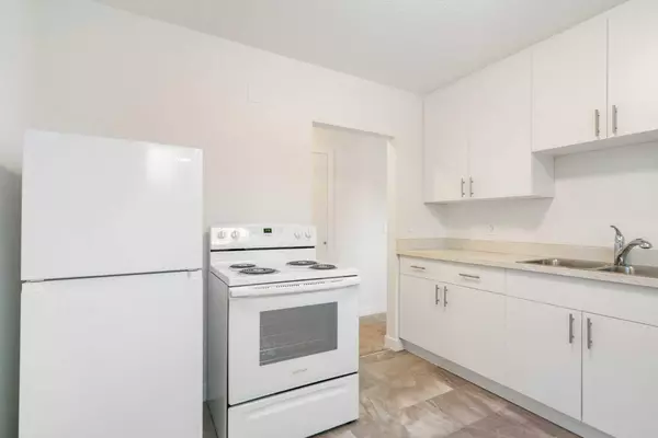 Calgary, AB T3E 3K7,2815 41 ST SW