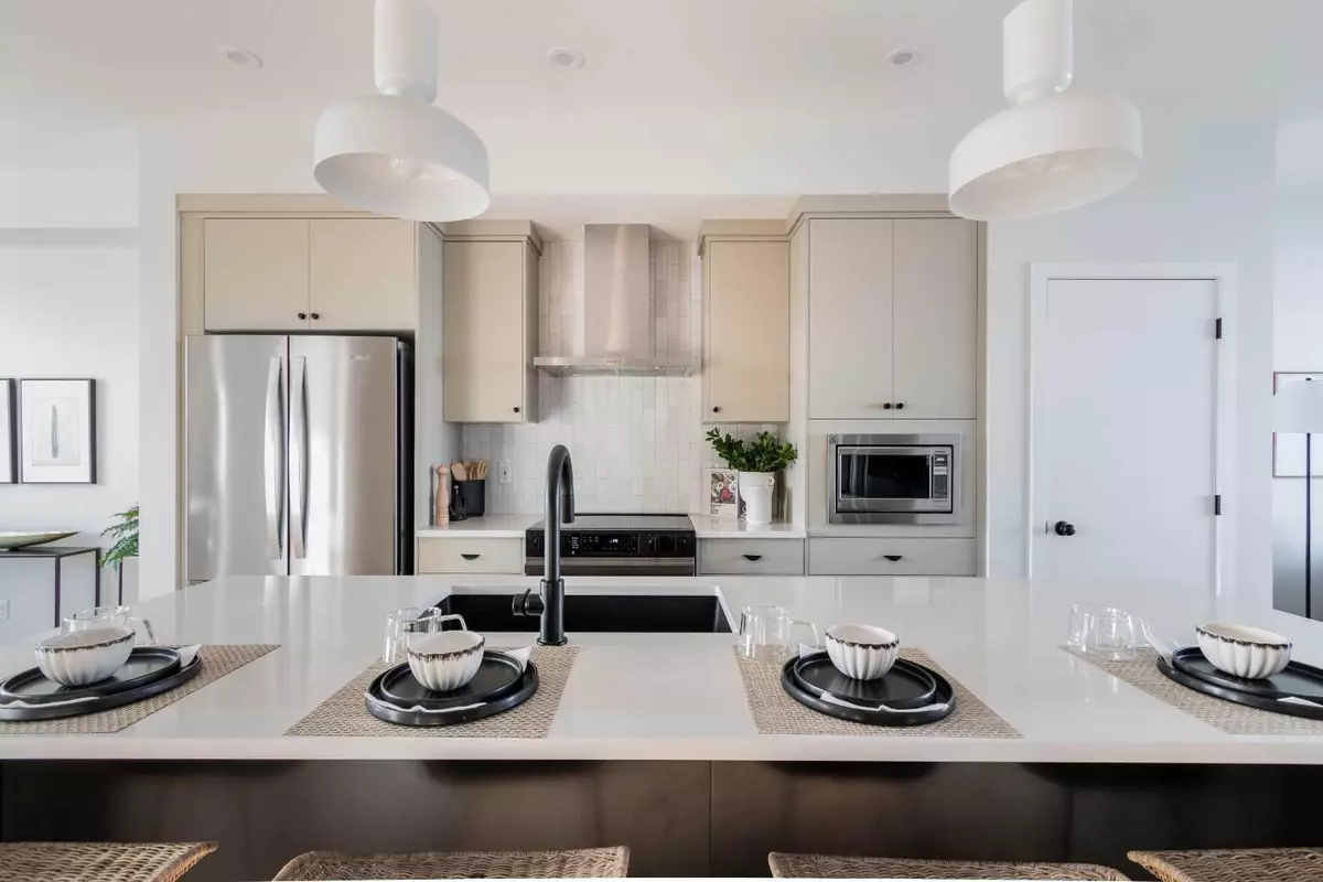 Calgary, AB T3S 0P8,1449 Rangeview DR SE