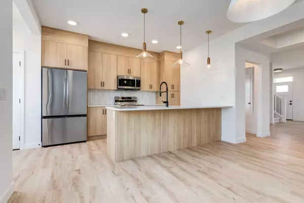 96 Heartwood LN SE, Calgary, AB T3S 0G9