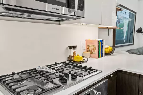 Calgary, AB T2S 3H1,305 18 AVE SW #118