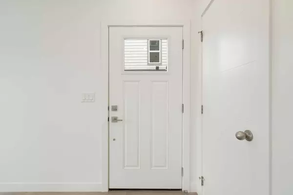 Calgary, AB T3H 6H5,2117 81 ST SW #60