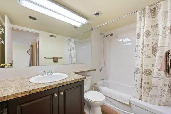 Calgary, AB T2G 4Z9,221 6 AVE SE #1602