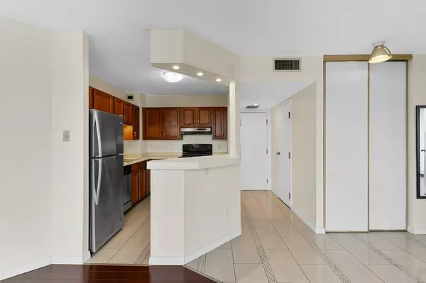 Calgary, AB T3C 0T1,1202 13 AVE SW #402