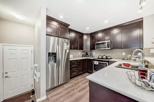 Calgary, AB T2X 4J5,48 Yorkville AVE SW