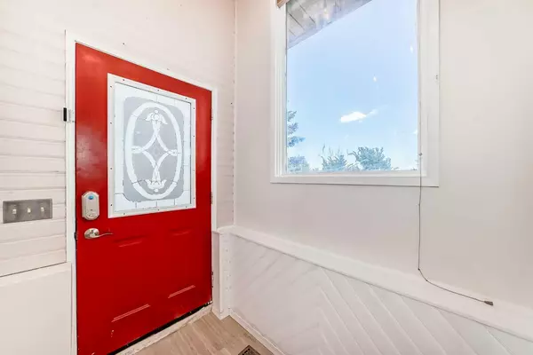 Calgary, AB T3B 1R5,8627 34 AVE NW