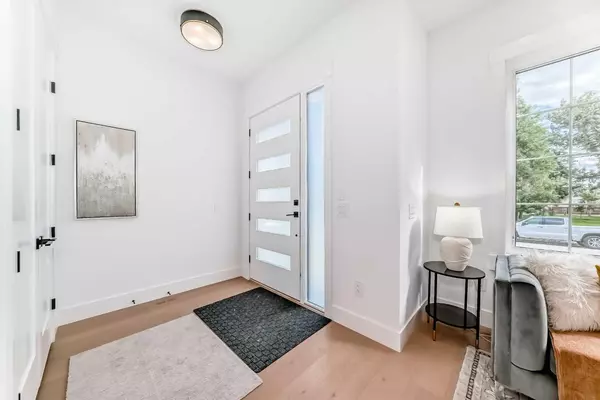 Calgary, AB T3E 8G9,2426 53 AVE SW