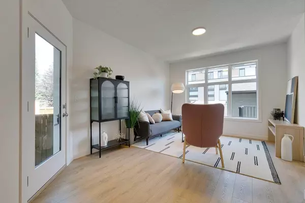 Calgary, AB T3B 0P1,4534 17 AVE NW #2