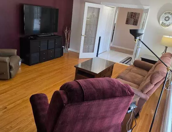 Calgary, AB T3A 1E1,6407 Dalton DR NW