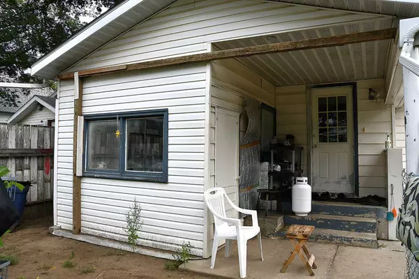 Brooks, AB T1R0G9,127 2 ST E