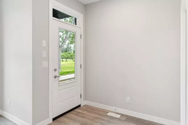 Calgary, AB T2H 1T3,12 Alderwood Close SE