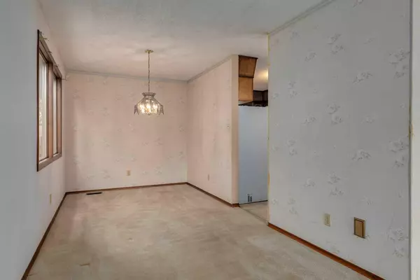 Calgary, AB T3H 1L3,24 Strathcona Close SW