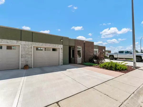 Medicine Hat, AB T1C 2B5,44 Palisades Mews NE