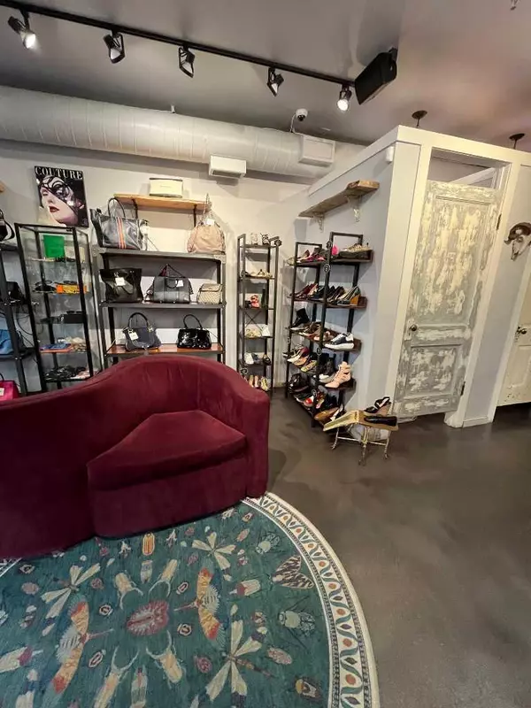 Calgary, AB T2V1K2,123 Trail SW