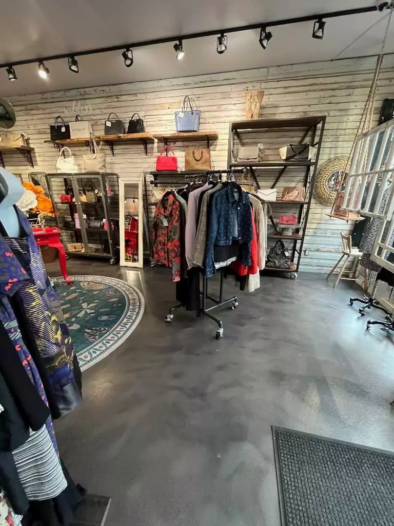 Calgary, AB T2V1K2,123 Trail SW