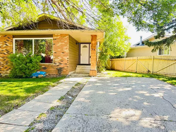 28 Berwick Rise NW, Calgary, AB T3K 1C8